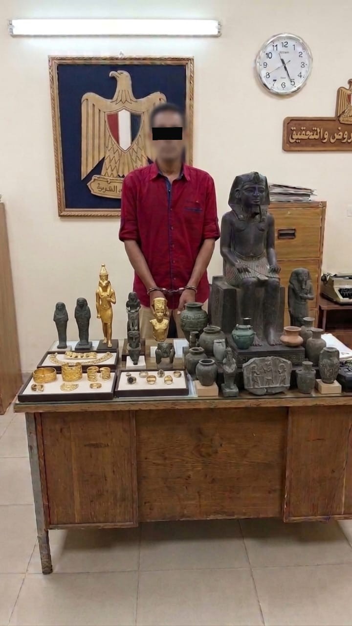 ضبط "صائد الكنوز" بأسيوط: الكشف عن مقبرة أثرية تضم 3 غرف وتوابيت بـ "جبل الغنايم