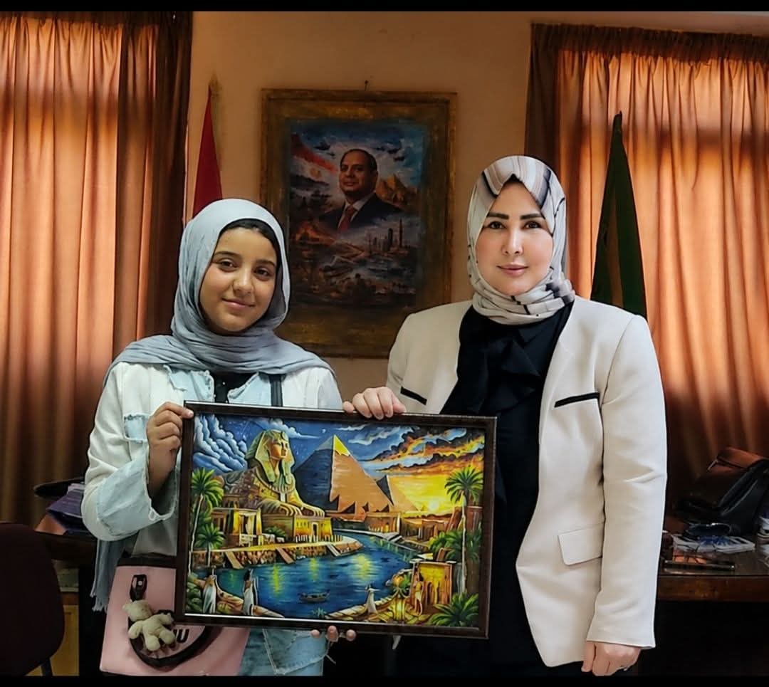 كرمت الدكتورة رباب زيدان مديره اداره طلخا التعليمية الطالبه ملك عبد الناصر الجندي