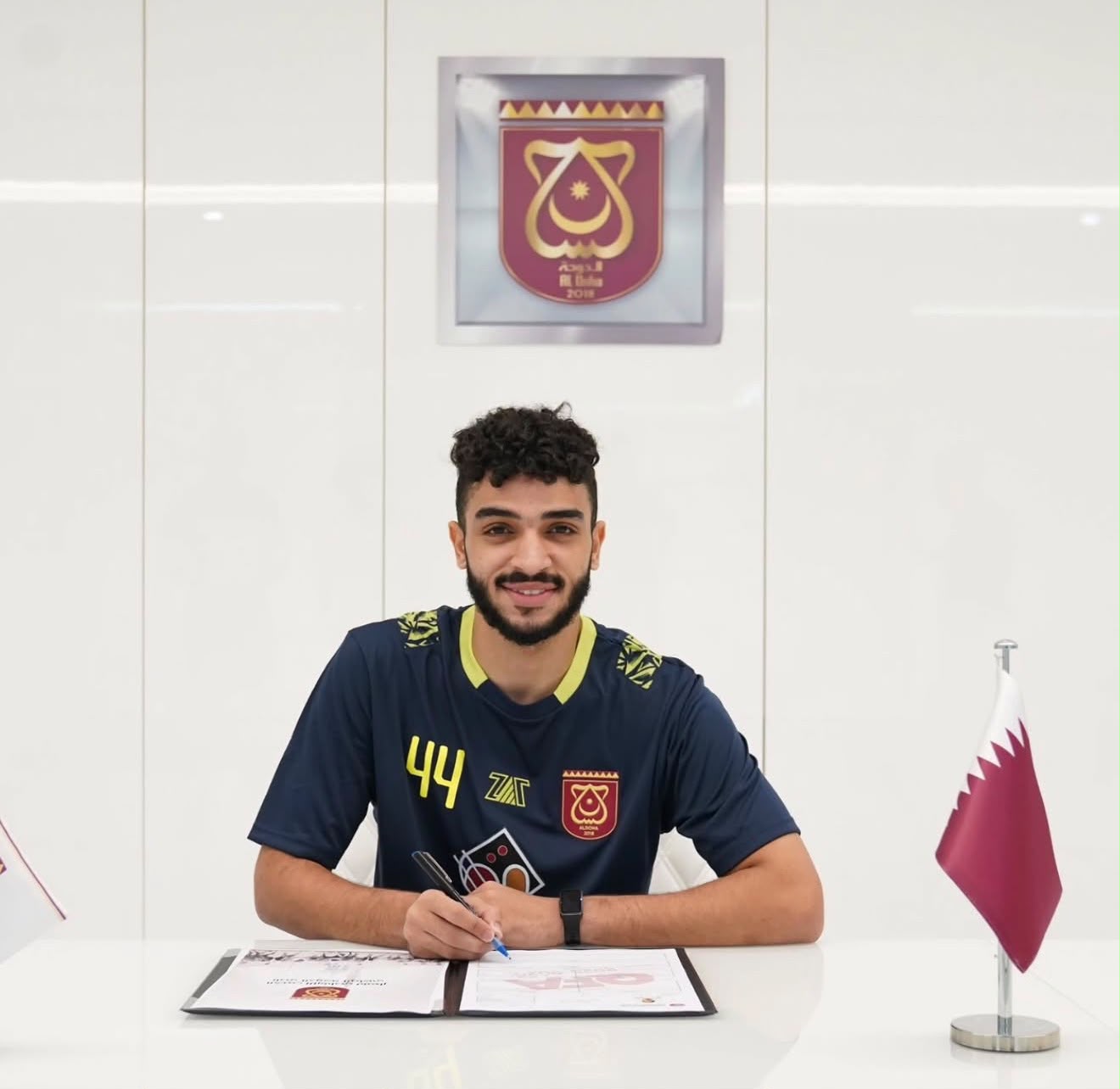 من نجع حمادي إلى ملاعب قطر.. الكابتن علي ناصر يسطر قصة نجاح ملهمة ويقود فريقه لمنصات التتويج