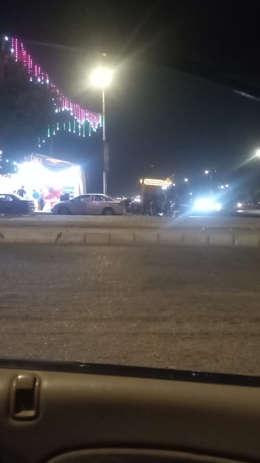 تروسيكل لبائع متجول يستحوذ على الرصيف بوضع اليد في العاشر من رمضان